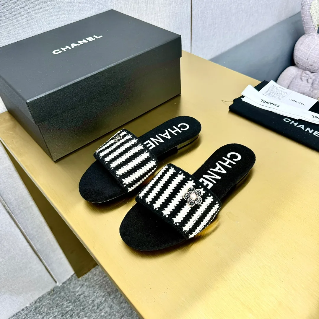 👟👟Ex-factory price 440👟👟 The top version of Chanel Chanel 24P catwalk style flip-flops, sandals. A pair of summer slippers that are super beautiful and increased in height. The cloth surface is younger and more fashionable than leather. The upper foot is too friendly for girls, a perfect height-increasing artifact! Upper: original customized cloth/calf leather lining: sheepskin water table/outsole: original molding, genuine leather outsole Size: 35-39 (40/41 customized)